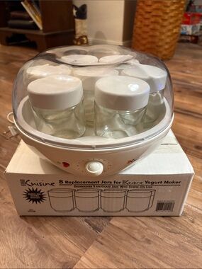 Euro Cuisine Yogurt Maker with 7 Glass Jars - White. Excellent Condition.